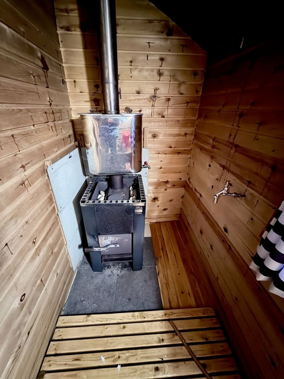 Vedfyrt badstuovn med vanntank Galleribilde