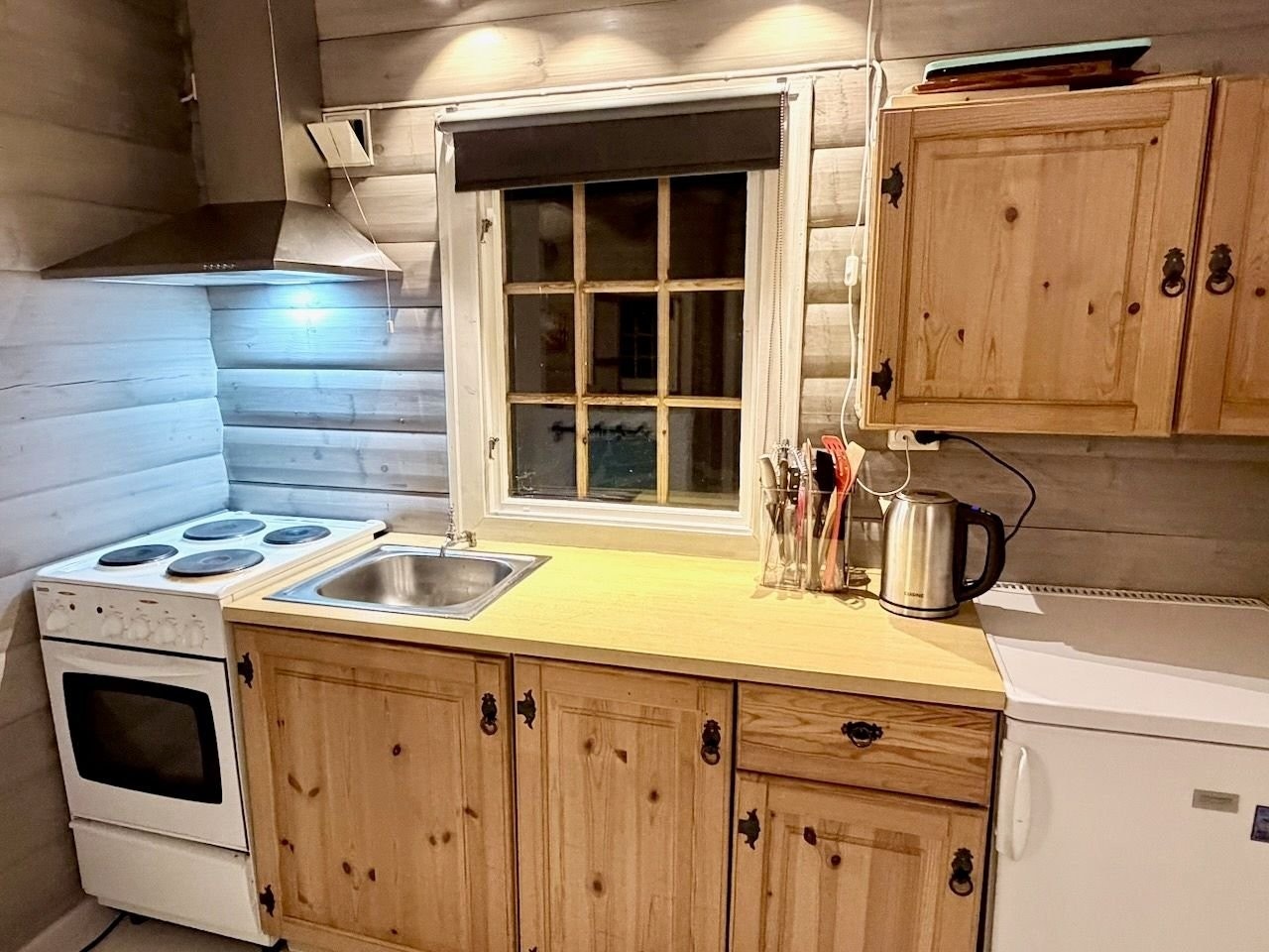 Kjøkken med eldre kjøkkeninnredning med heltre fronter. Galleribilde