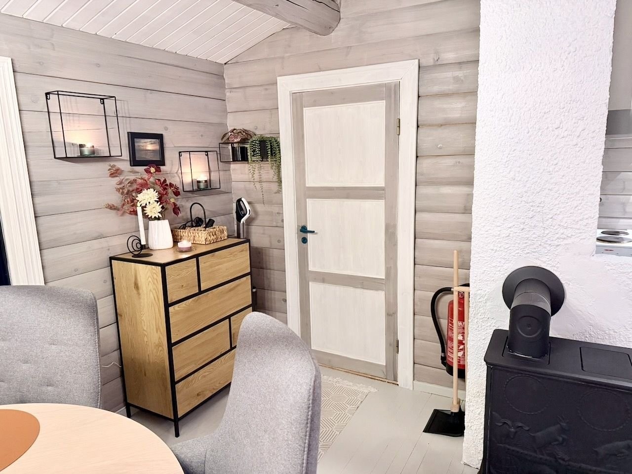 Dør ut mot yttergang. Galleribilde