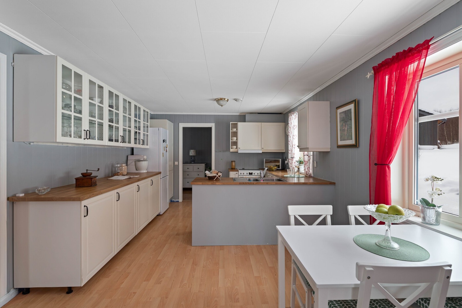 På kjøkkenet har du også plass til et spisebord, som også kan brukes som en sosial lekseplass. Galleribilde