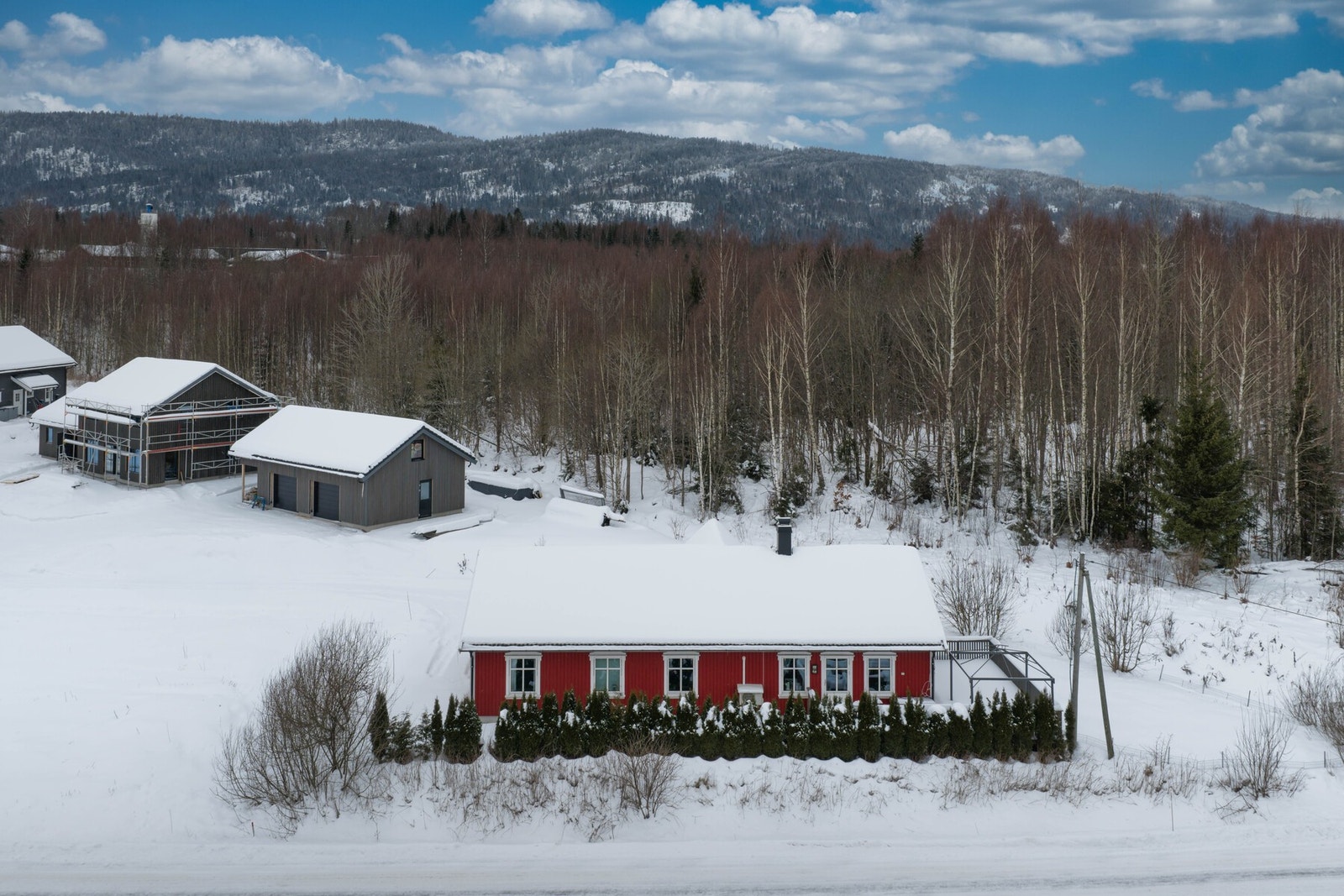 Boligen ligger idyllisk til i landlige omgivelser, med naturen tett på og en rolig atmosfære rundt eiendommen. Galleribilde