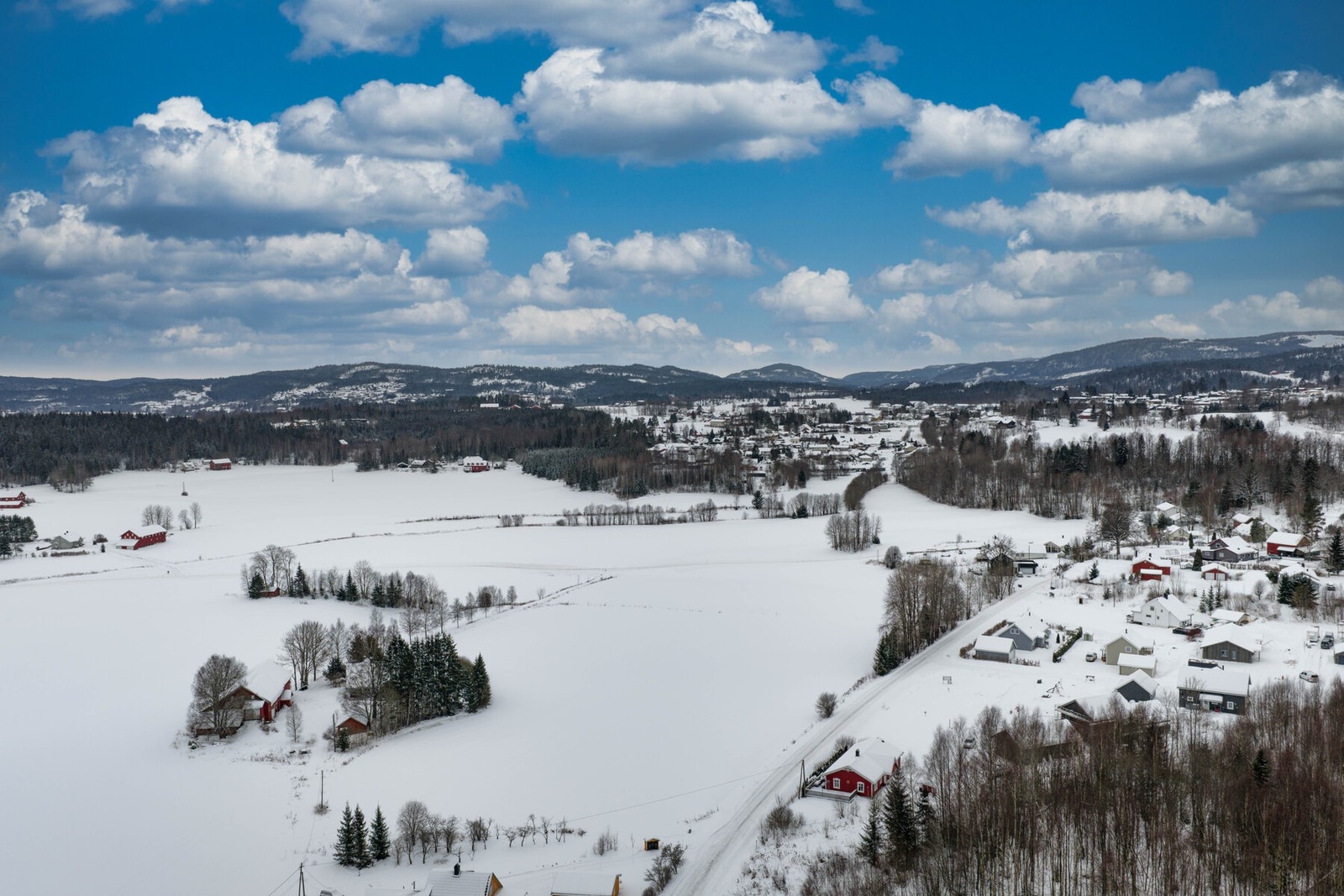 Fra eiendommen kan man nyte et fritt og luftig preg. Her bor man skjermet og fredelig, samtidig som man har gode solforhold og god plass rundt huset. Galleribilde