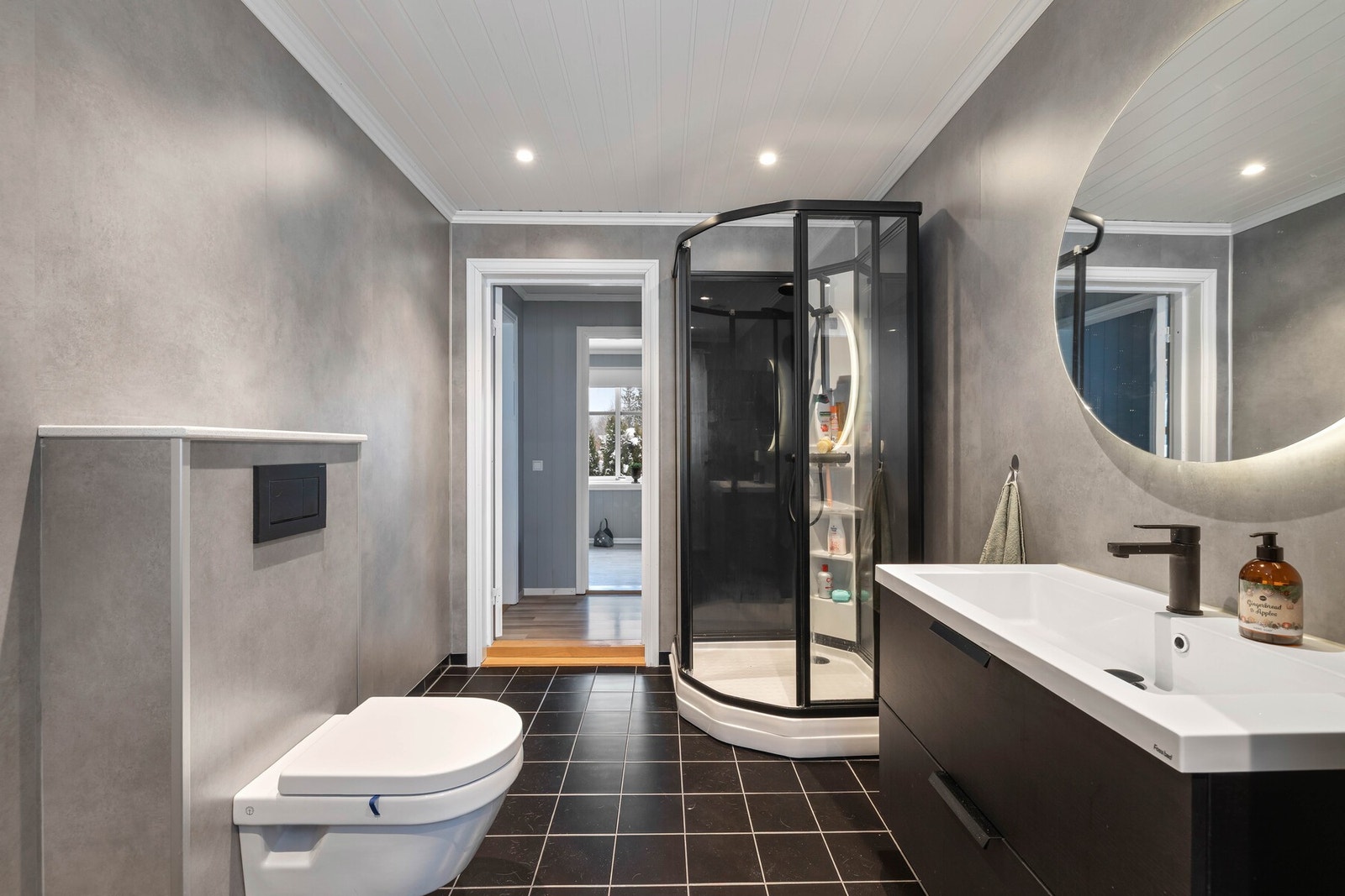 Badet er renovert i 2022, og er innredet med servant, vegghengt toalett og dusjkabinett. Galleribilde