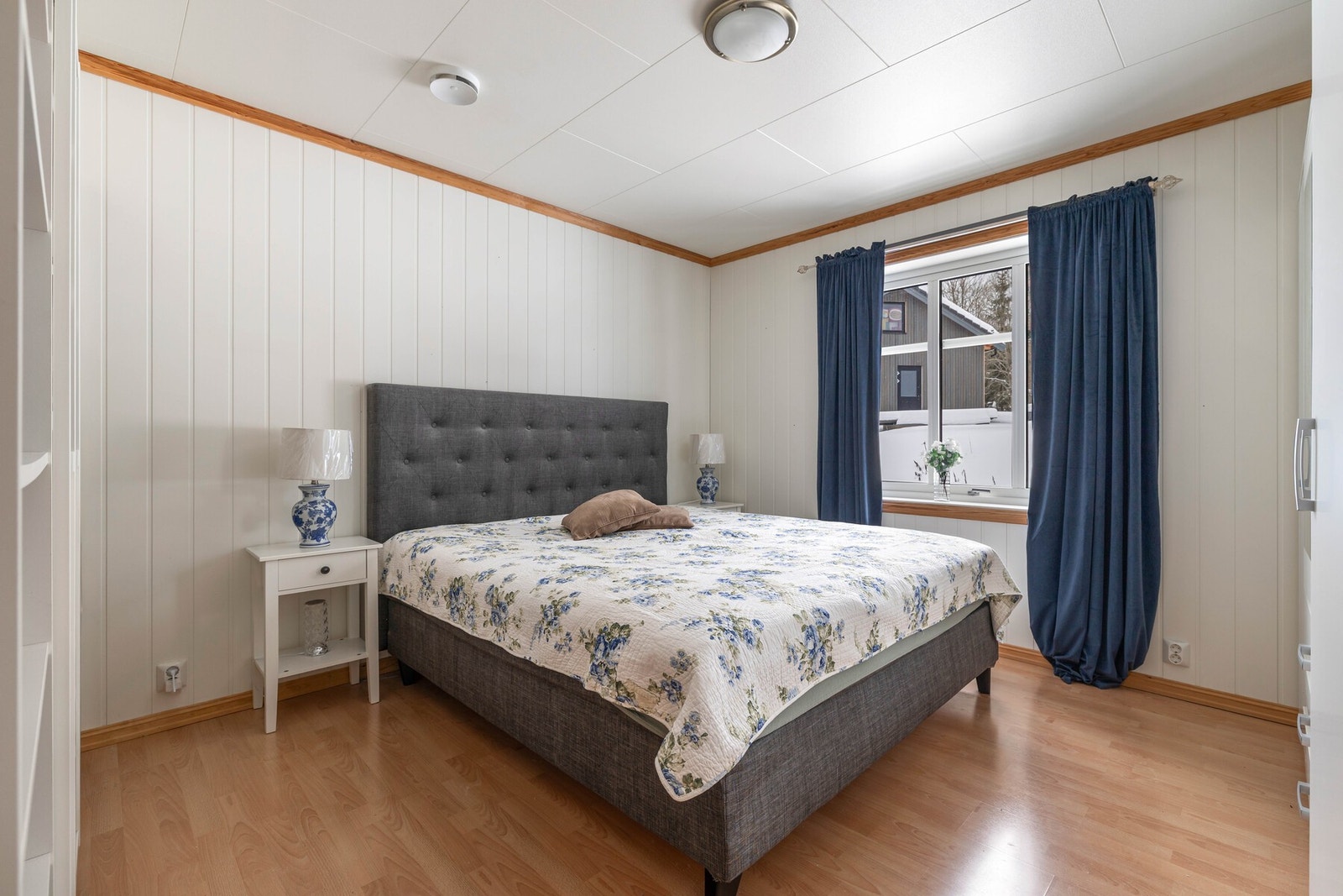 Soverom med god plass til dobbeltseng med nattbord på begge sider, samt oppbevaring i skap. Galleribilde