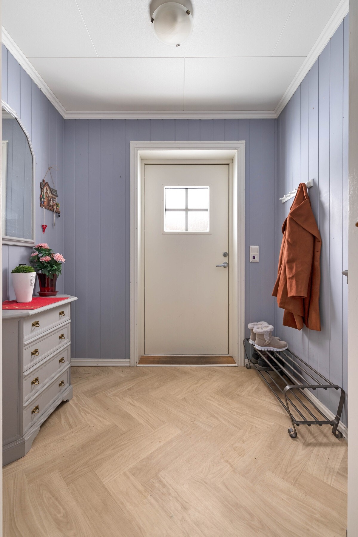 Entréen ønsker deg velkommen med en rolig og moderne atmosfære i delikate gråtoner. Her er det god plass til oppbevaring av yttertøy og sko, noe som gir en ryddig og praktisk hverdag. Galleribilde