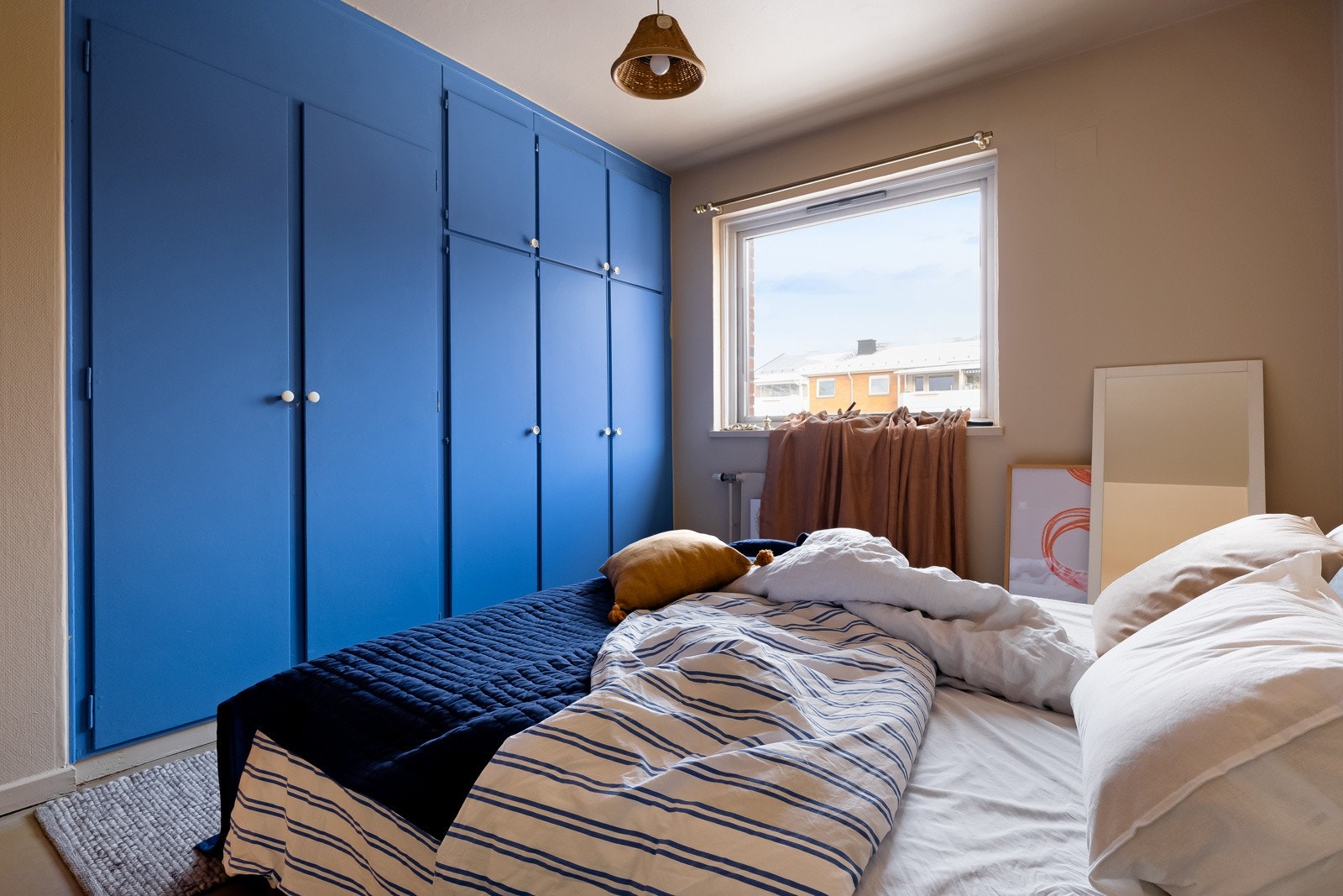 Det er god plass til oppbevaring i garderobeskap. Galleribilde