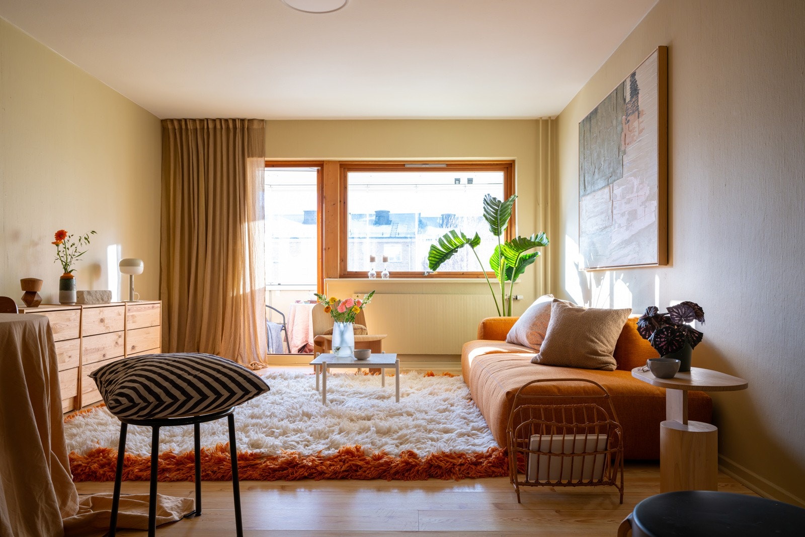 Det er gode møbleringsmuligheter med plass til sofagruppe, spisebord og annet møblement. Galleribilde