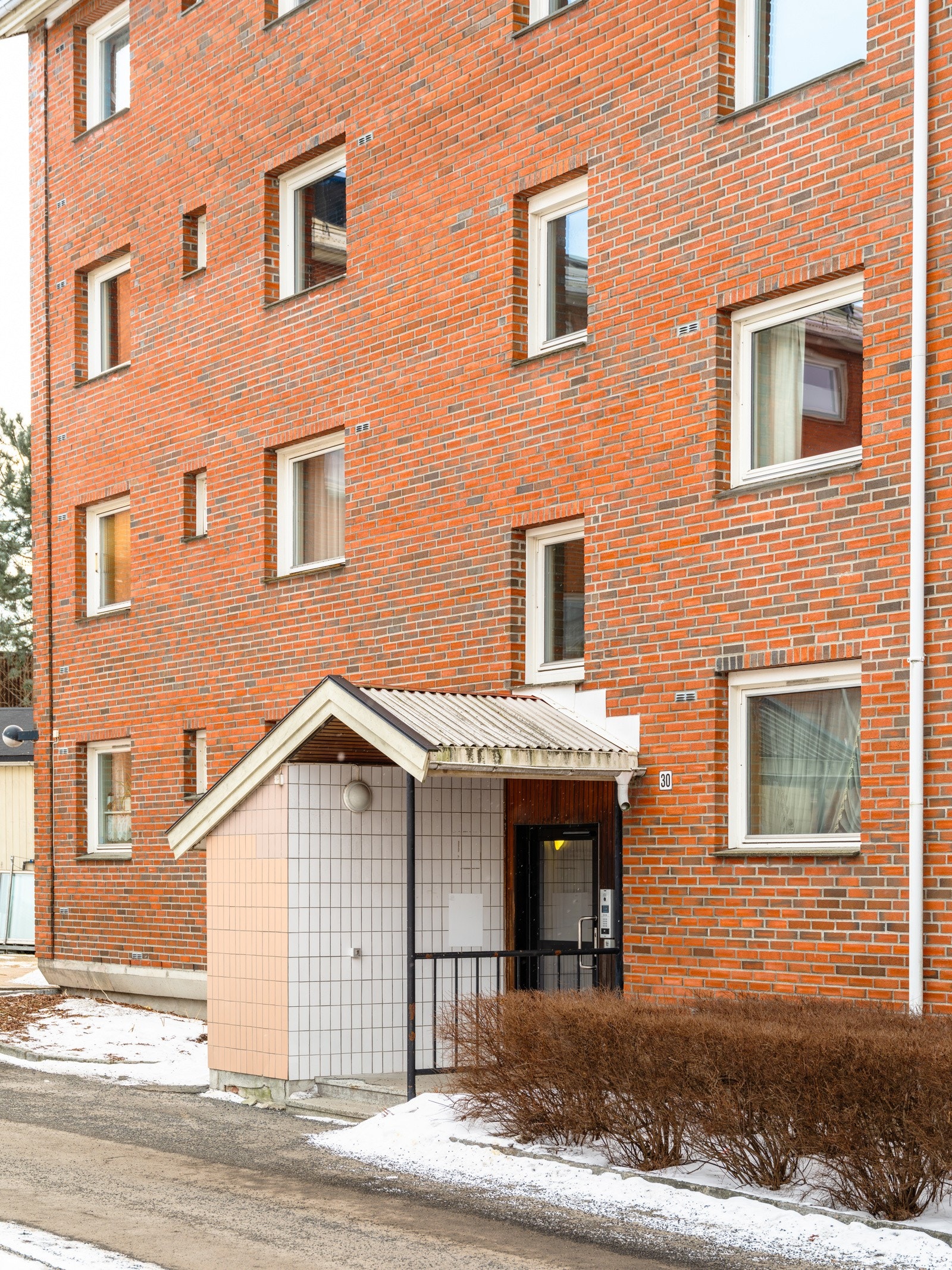 I tillegg disponerer leiligheten to kjellerboder, som gir rikelig med ekstra lagringsplass. Galleribilde