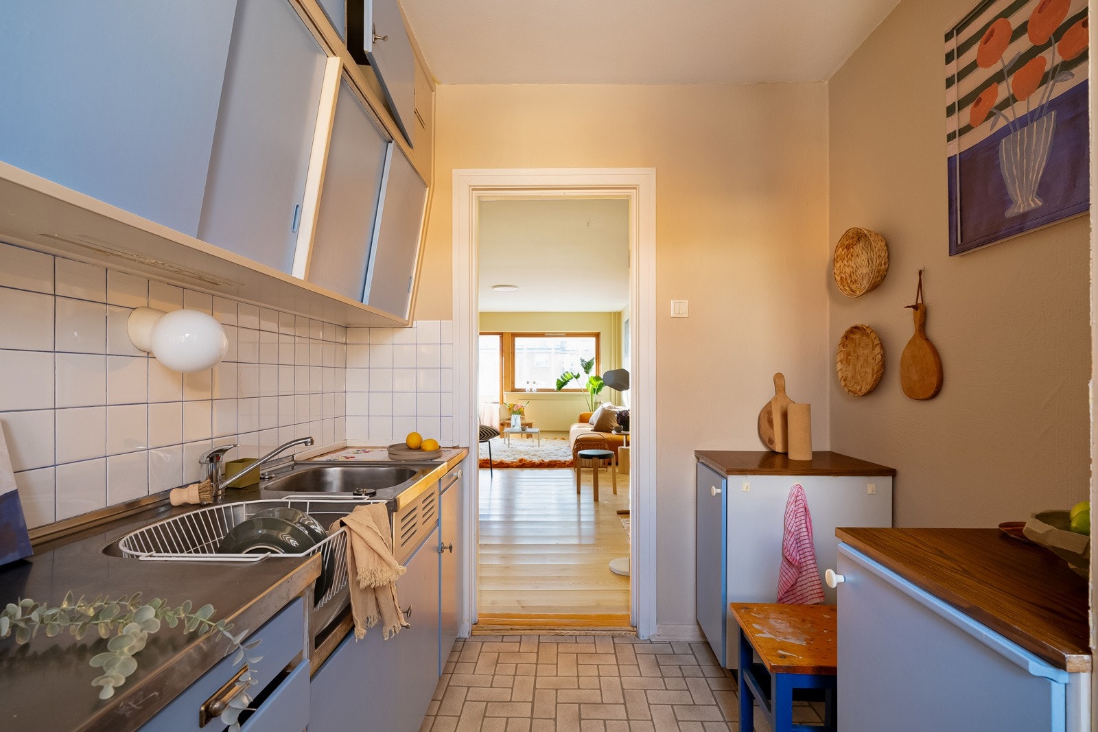 Det er dobbel oppvaskkum av rustfritt stål med ett-greps armatur. Galleribilde