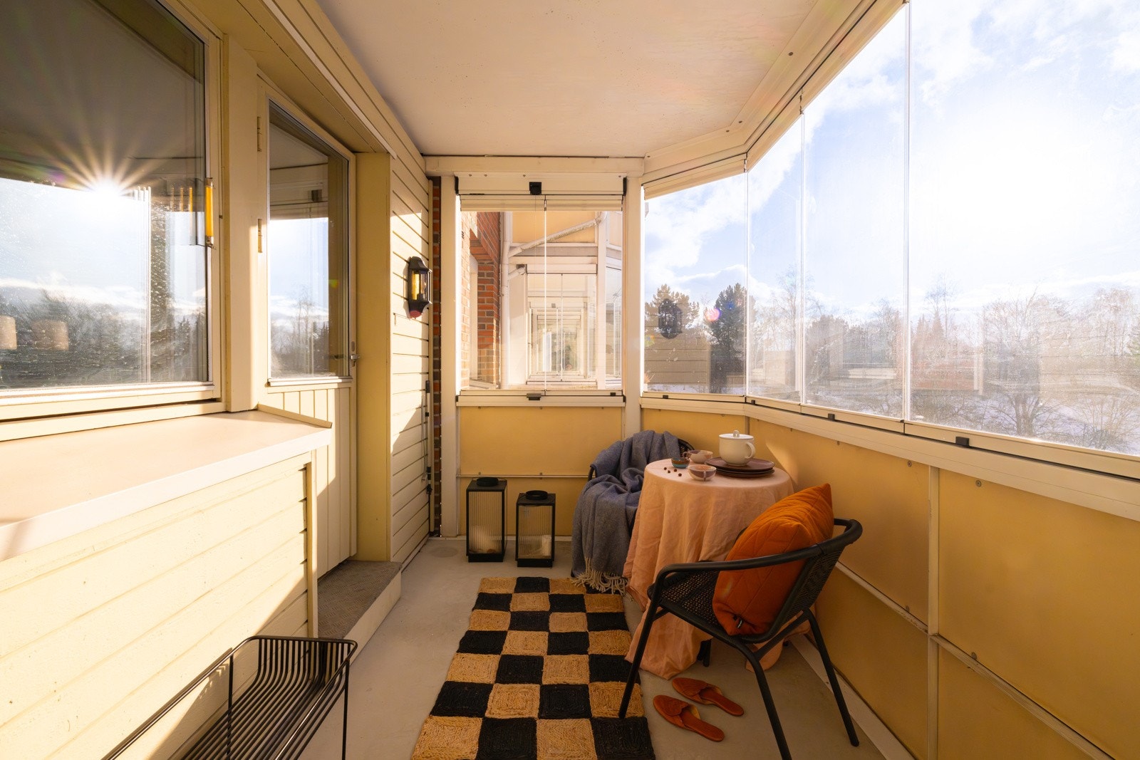 Den er overbygget og innglasset med store glassfelt som kan skyves til siden, noe som gjør at balkongen fungerer som en naturlig forlengelse av stuen og kan benyttes store deler av året. Galleribilde