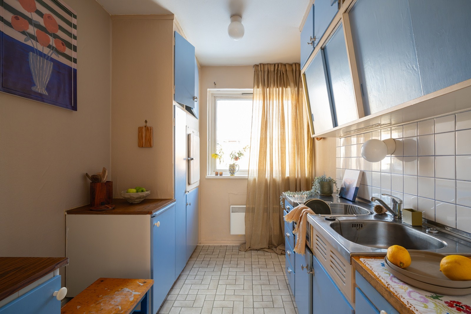 Kjøkkenet ligger i delvis åpen løsning mot stue. Galleribilde