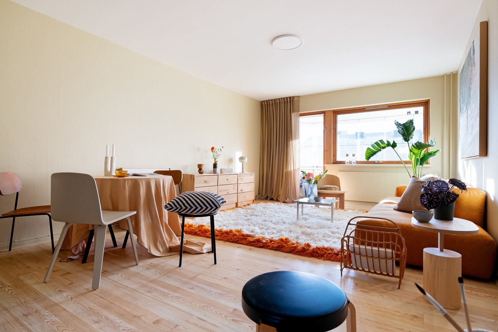 Leiligheten har en god planløsning med store rom og vindusflater som slipper inn rikelig med naturlig lys. Galleribilde