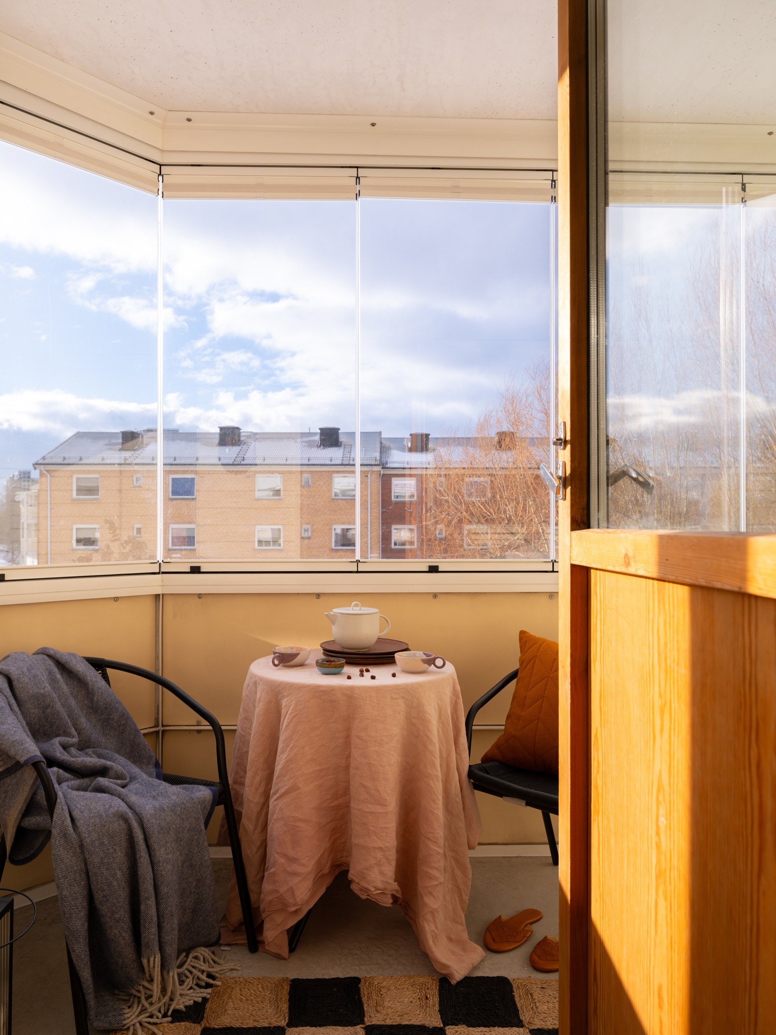 Fra stuen har du utgang til en hyggelig, sydvestvendt balkong med gode solforhold. Galleribilde