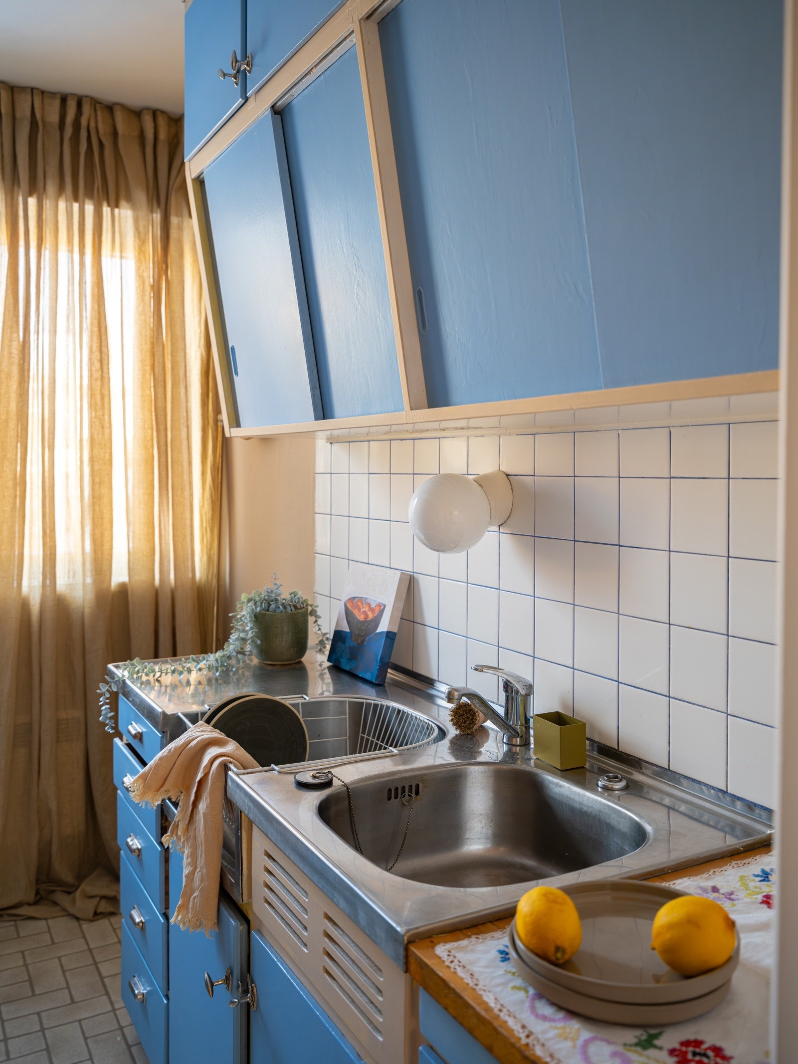 Innredningen har glatte fronter og benkeplate av laminat. Galleribilde