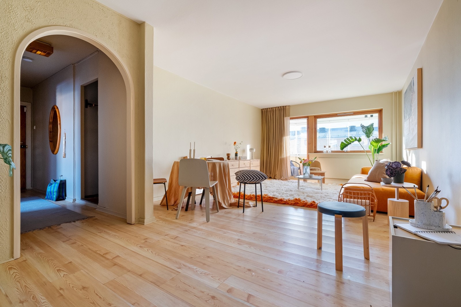 Her kommer du til en lys og gjennomgående 2-roms med god intern beliggenhet i byggets 3.etasje. Galleribilde