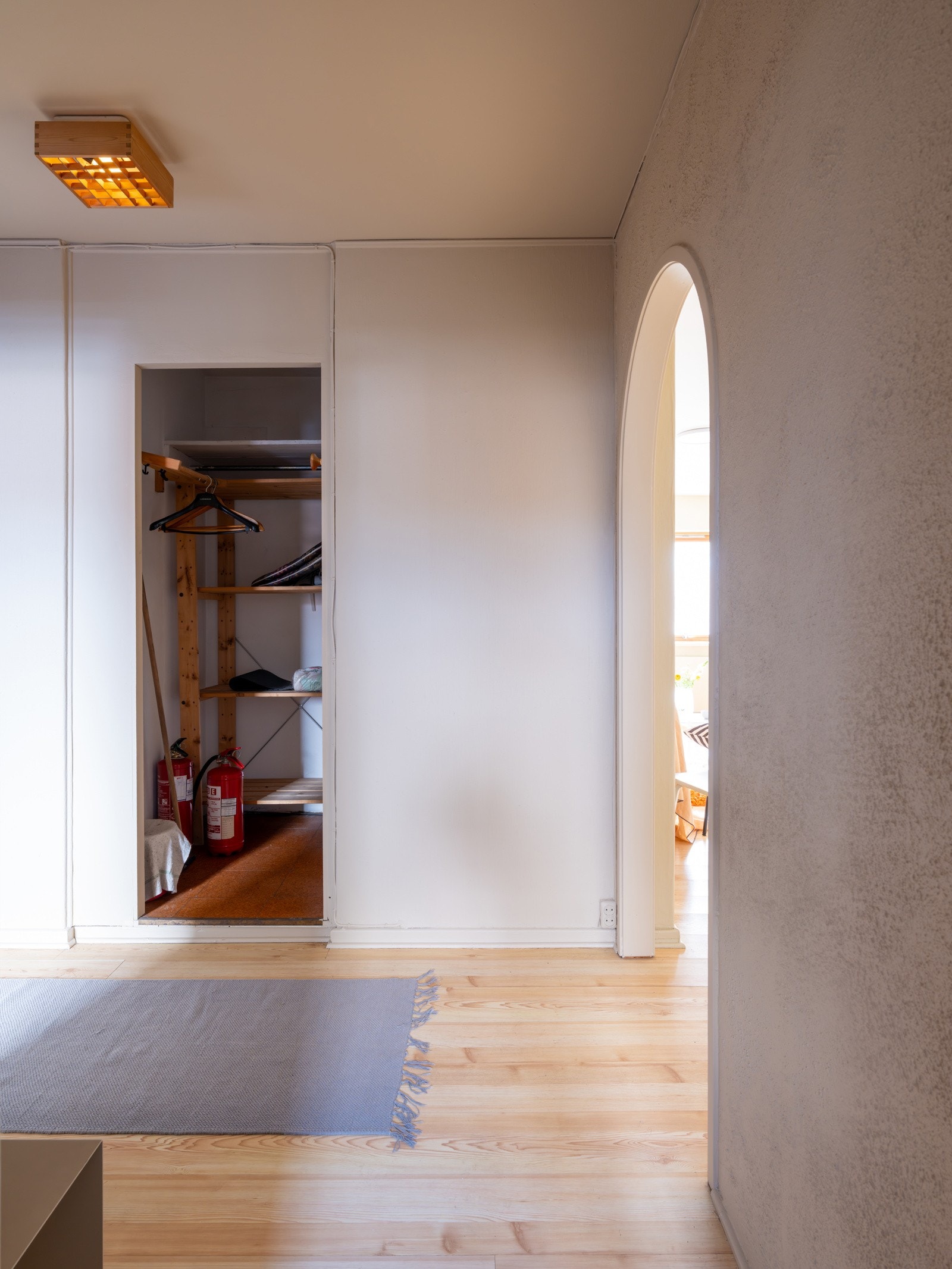 Boligen har et praktisk kott som gir ekstra lagringsplass i hverdagen. Galleribilde