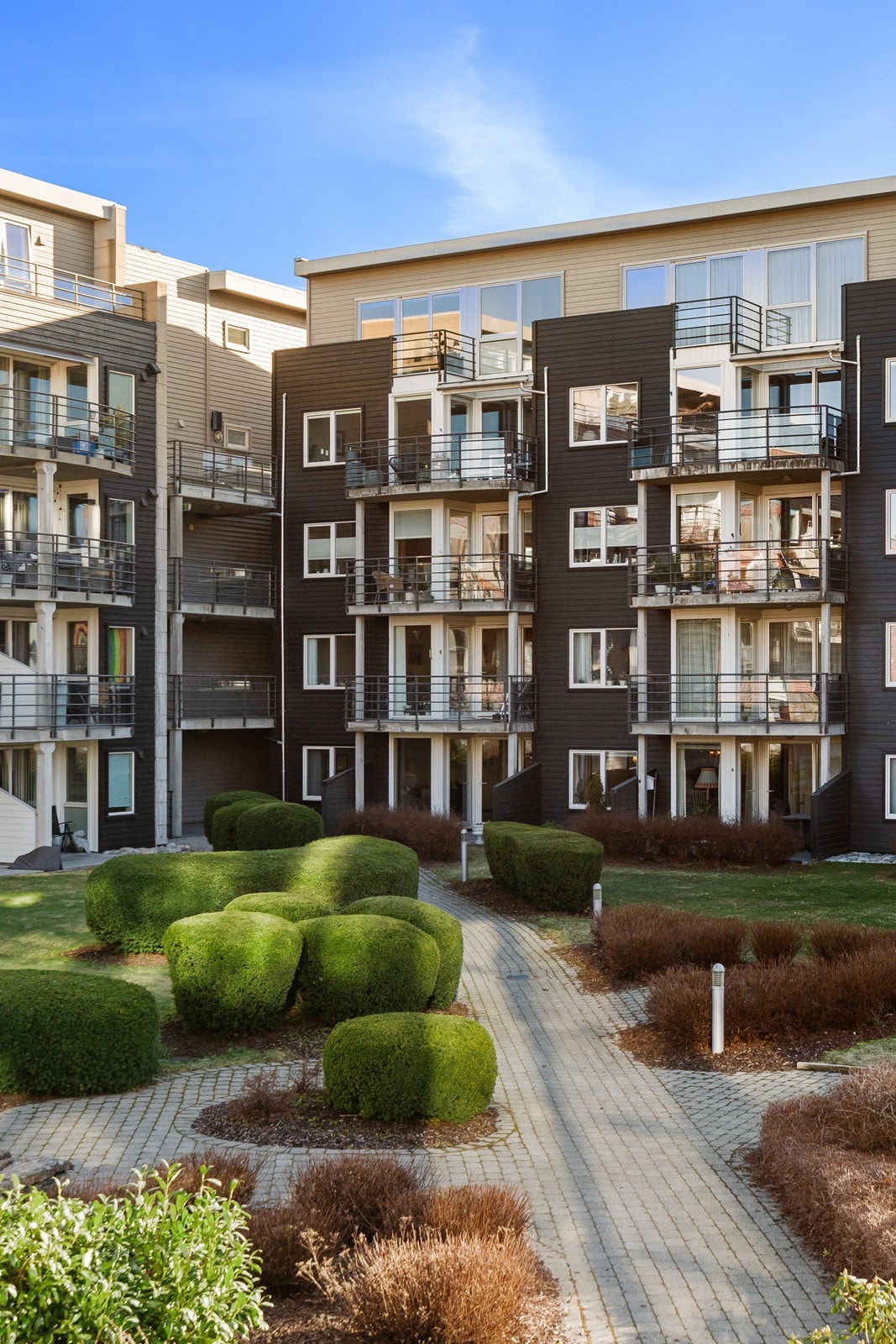 Det er heis og parkering i lukket anlegg under boligblokken Galleribilde