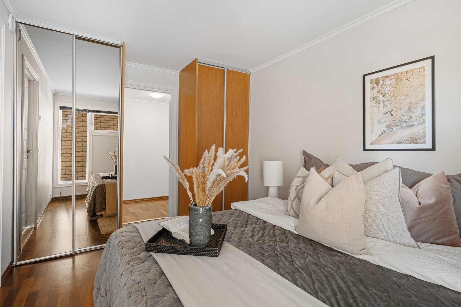 Fra hovedsoverommet er det direkte inngang til bod/walk in closet Galleribilde