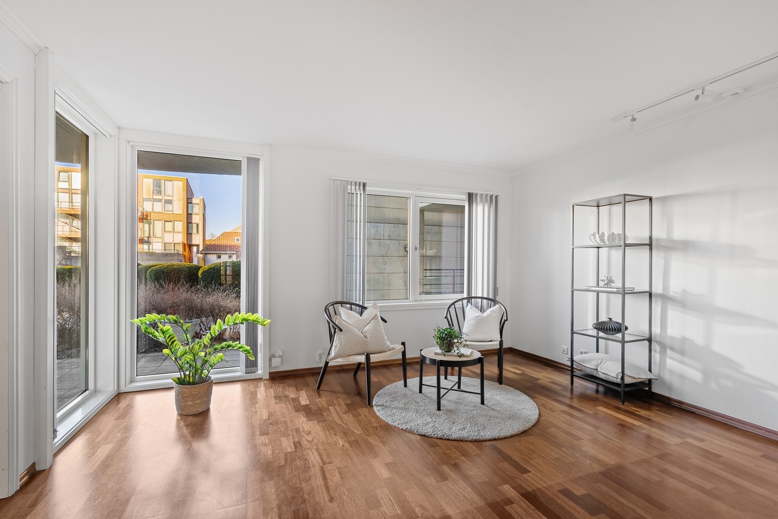 Store vinduer gir mye naturlig lys inn og gir god atmosfære Galleribilde