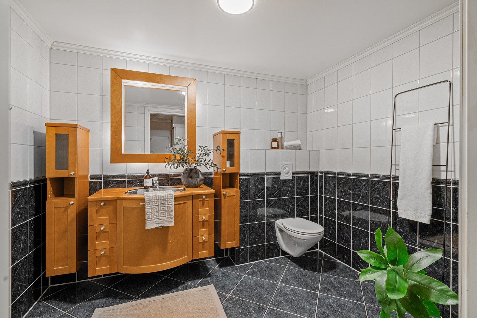 Vegghengt toalett og varme i gulv Galleribilde