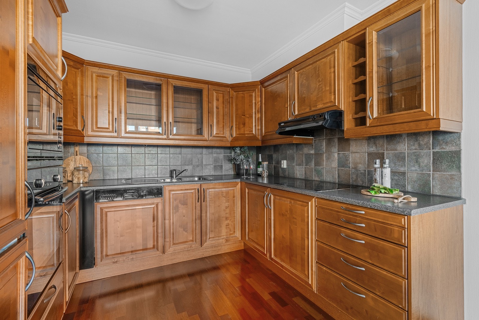 Kjøkken med integrerte hvitevarer som følger handel Galleribilde