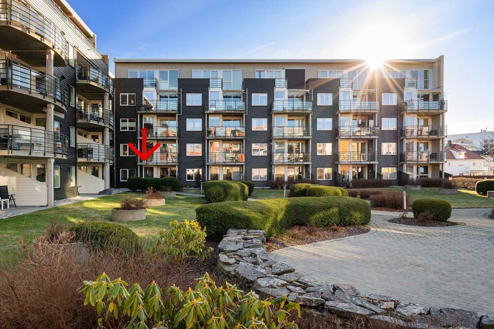 Leiligheten ligger på bakkeplan og har terrasse som vender ut mot fellesområdene med ettermiddag - og kveldssol Galleribilde