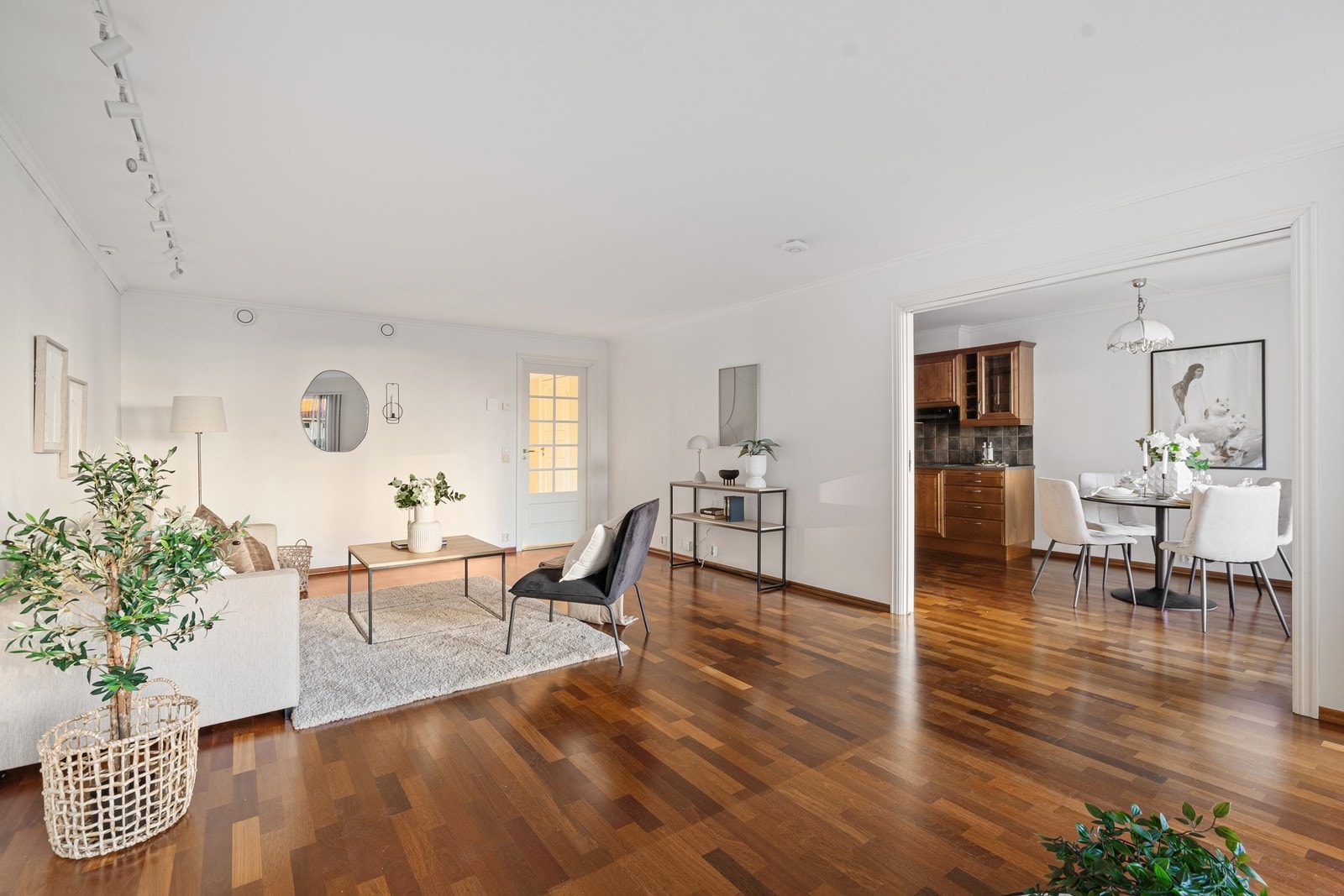 Det er skyvedør mellom stue og kjøkken som lett kan skille de to rommene fra hverandre Galleribilde