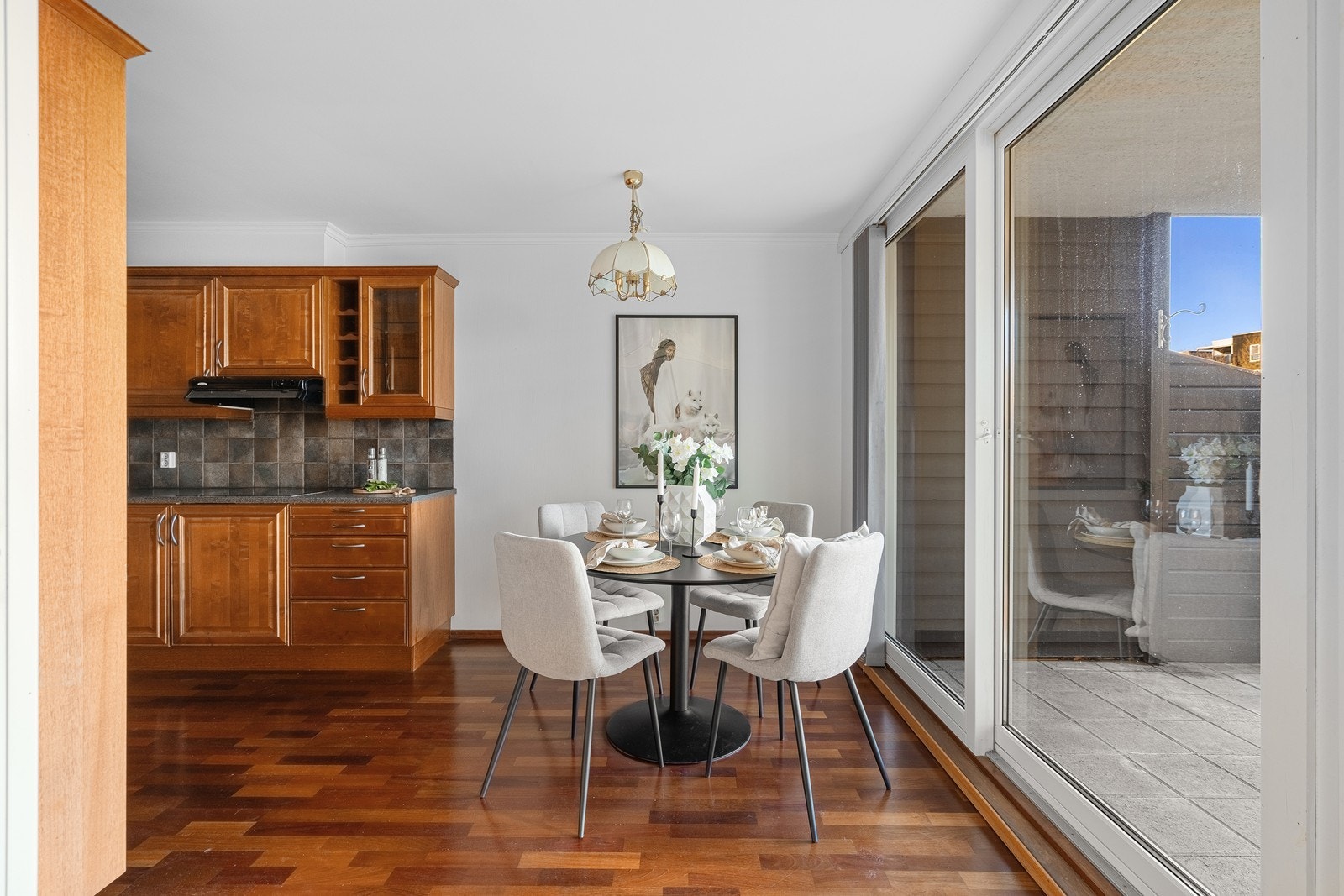 Vinduer fra tak til gulv gir fint lys inn Galleribilde