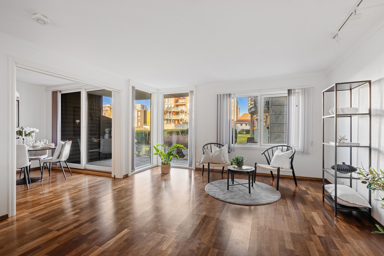 Stue og kjøkken i åpen løsning. Kjøkkenet er alikevell delvis skjult fra stuen Galleribilde