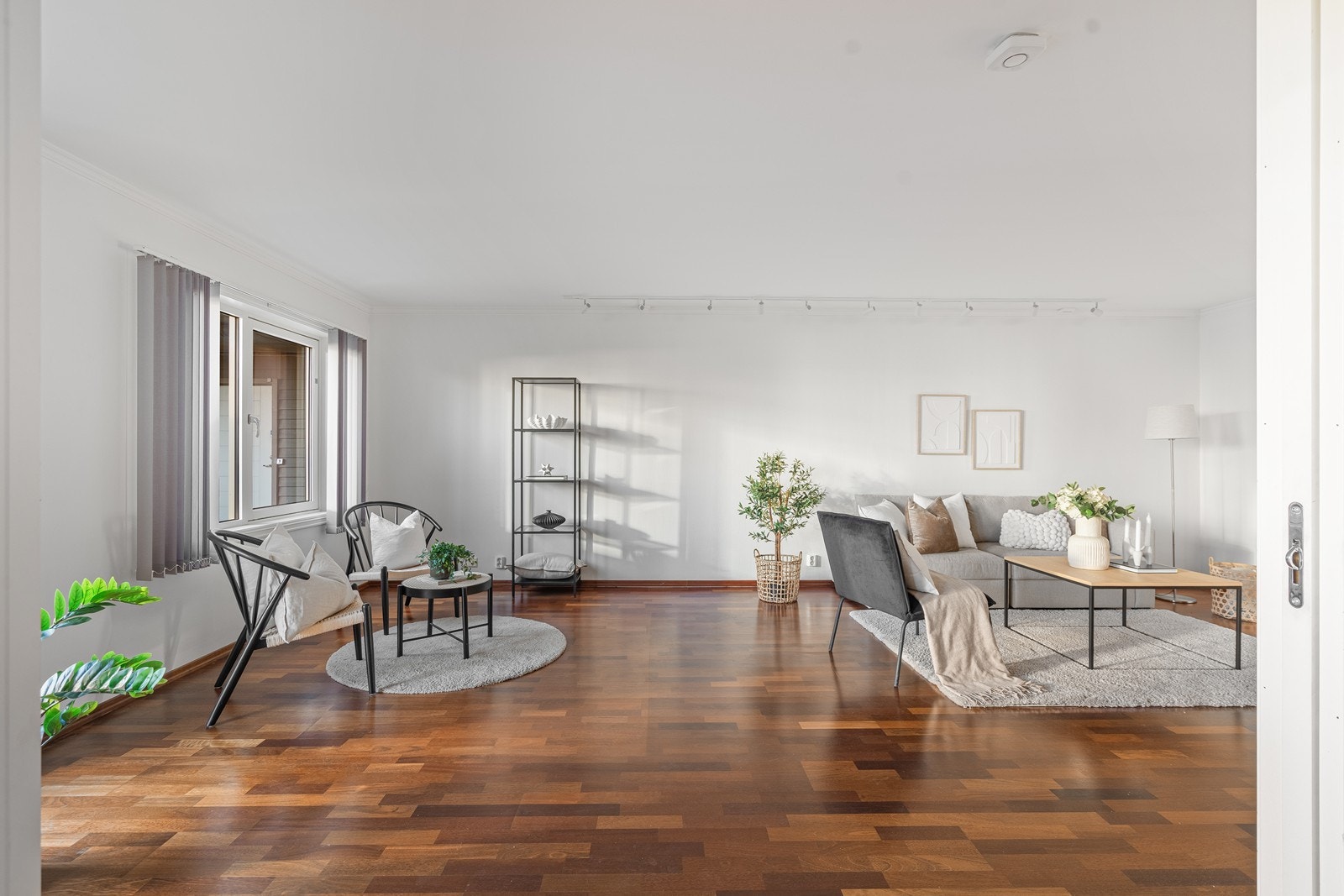 Stille og rolig beliggenhet med betongdekke mellom etasjene Galleribilde