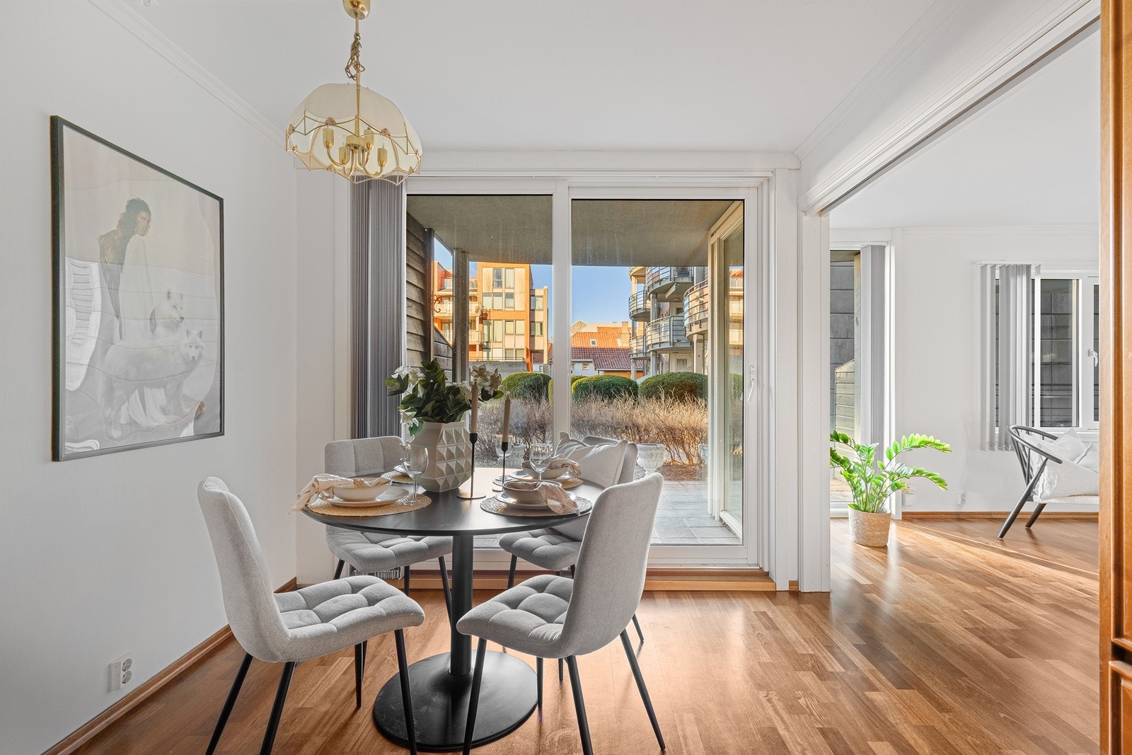 Fra kjøkkenet er det dør ut til terrasse med ettermiddagssol Galleribilde