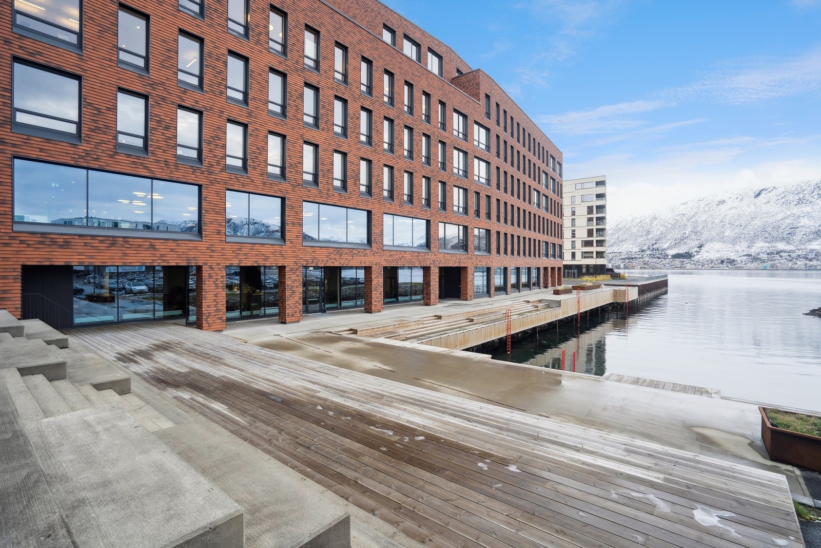 Kræmer brygge med promenader, restauranter m.m. Galleribilde