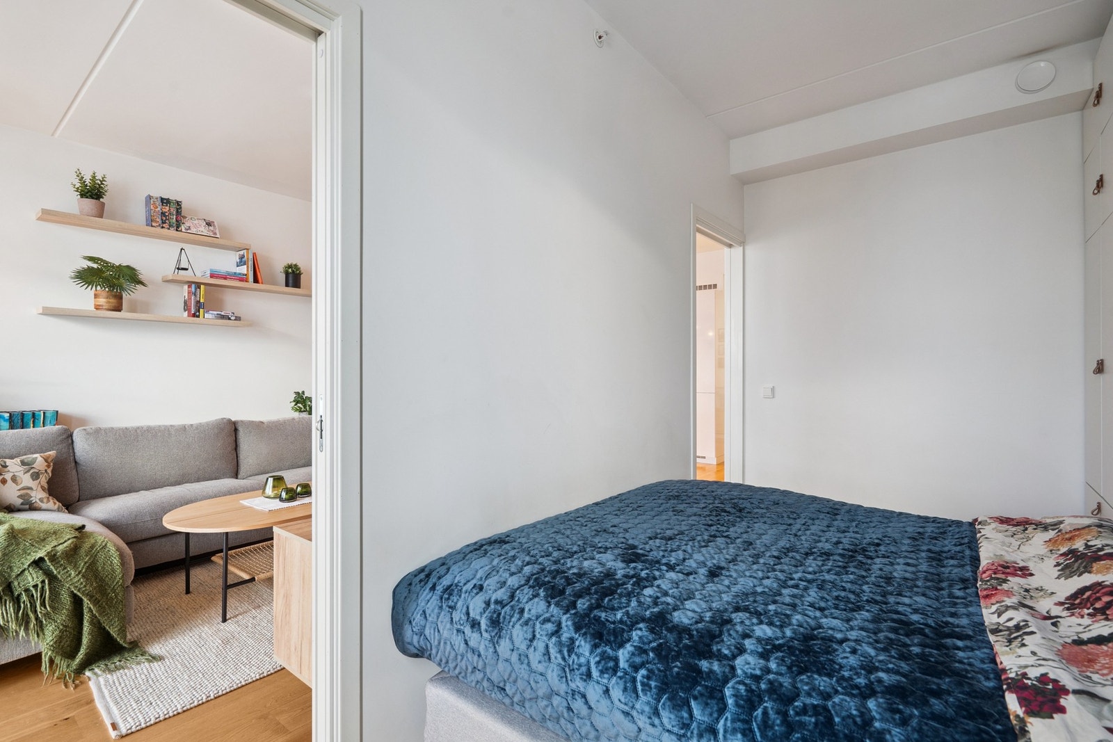 To innganger til soverom fra stue. Galleribilde