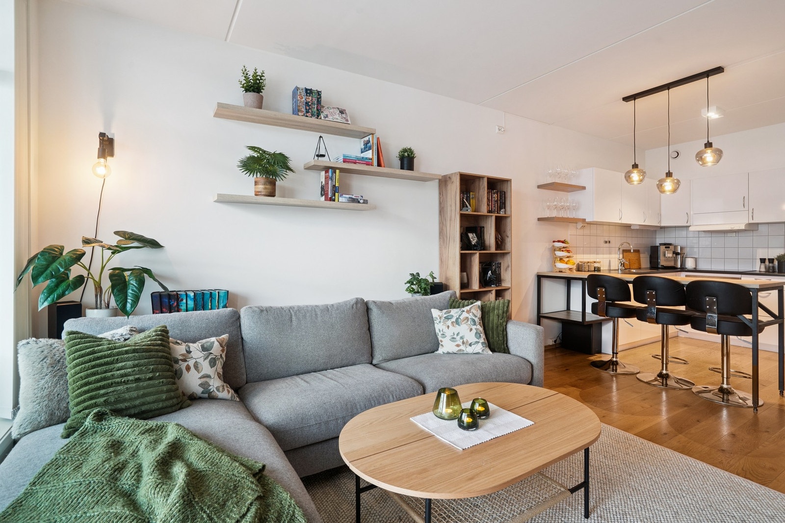 Lys stue med god plass til sofa og annet møblement! Galleribilde