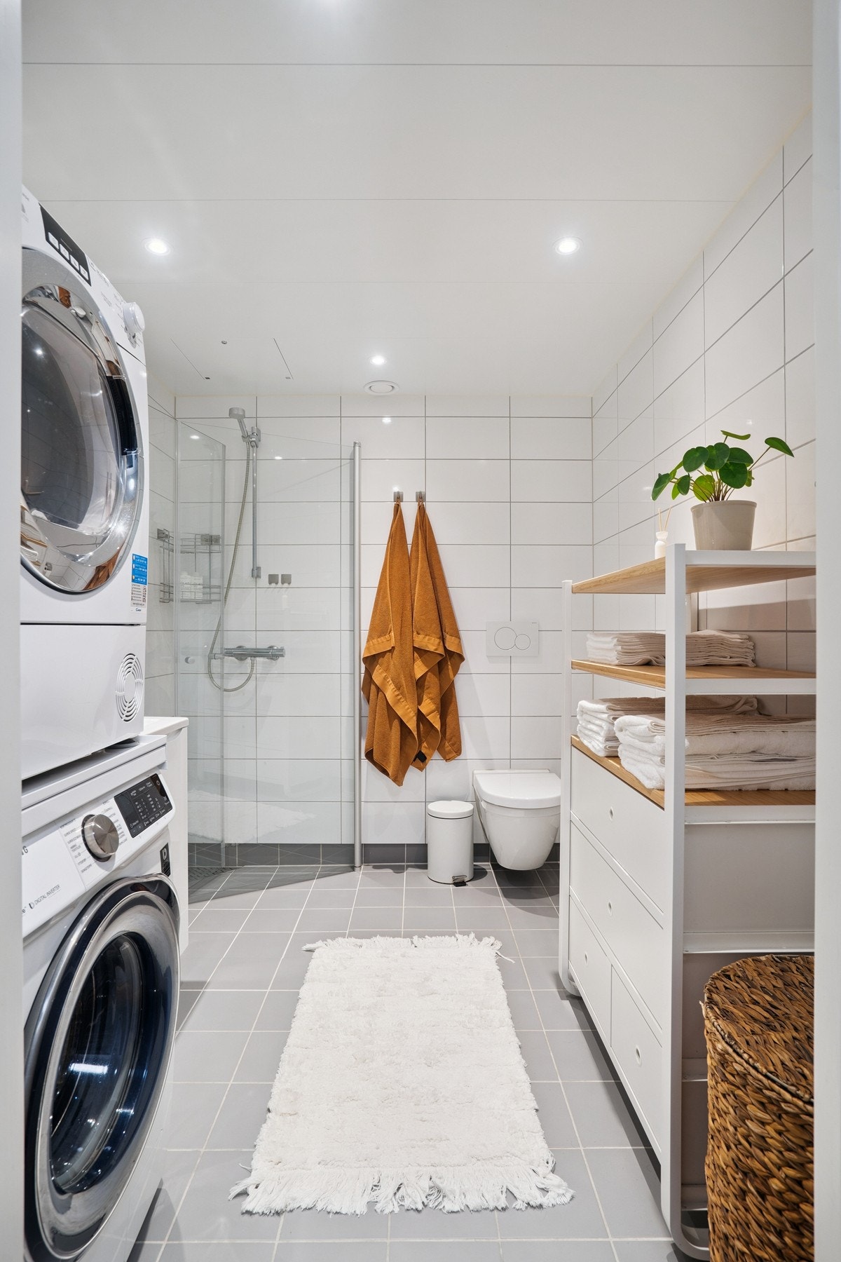 Lyst og flislagt bad med gulvvarme! Galleribilde