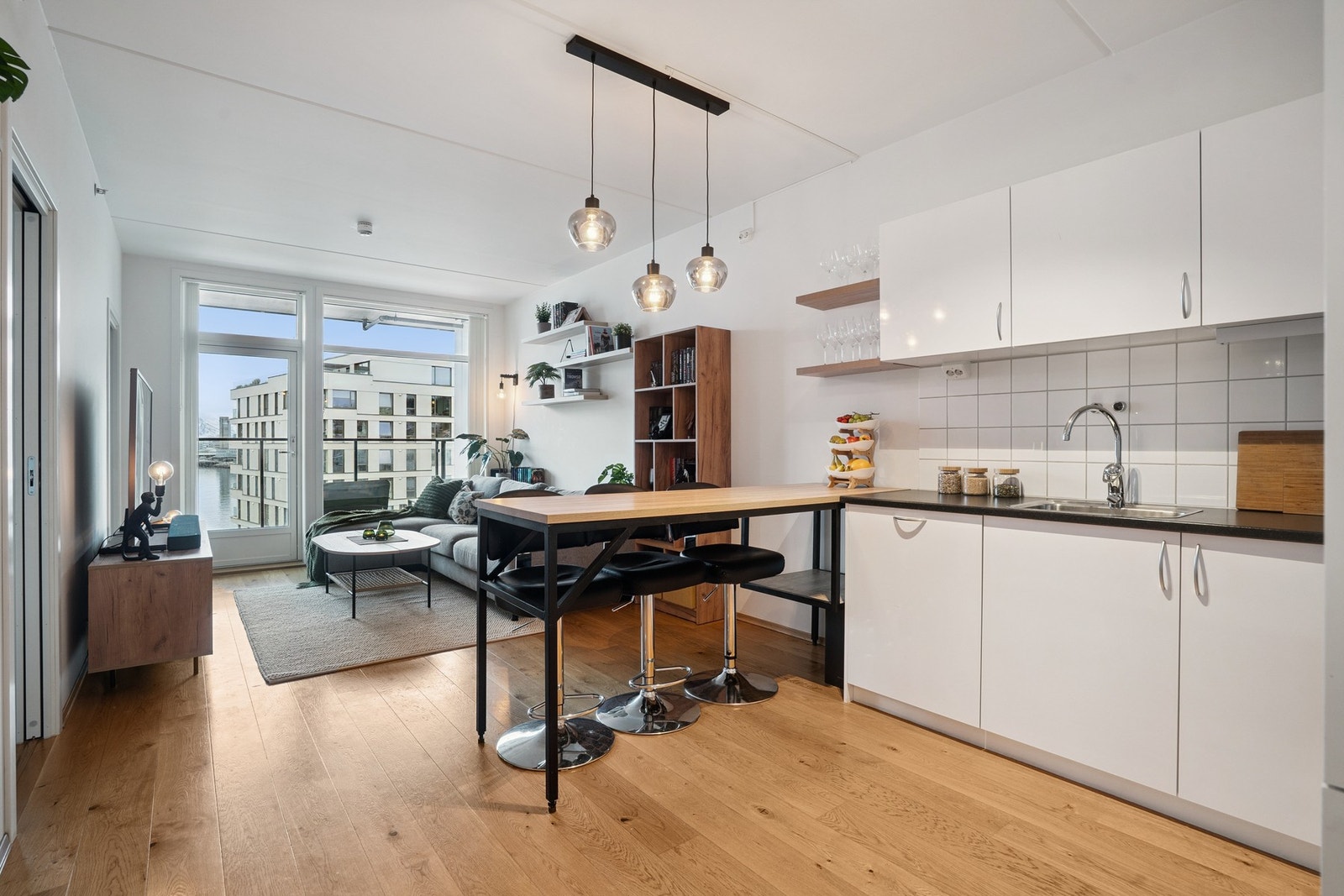 Åpen stue/kjøkken løsning med lyse farger og godt lysinnslipp! Galleribilde