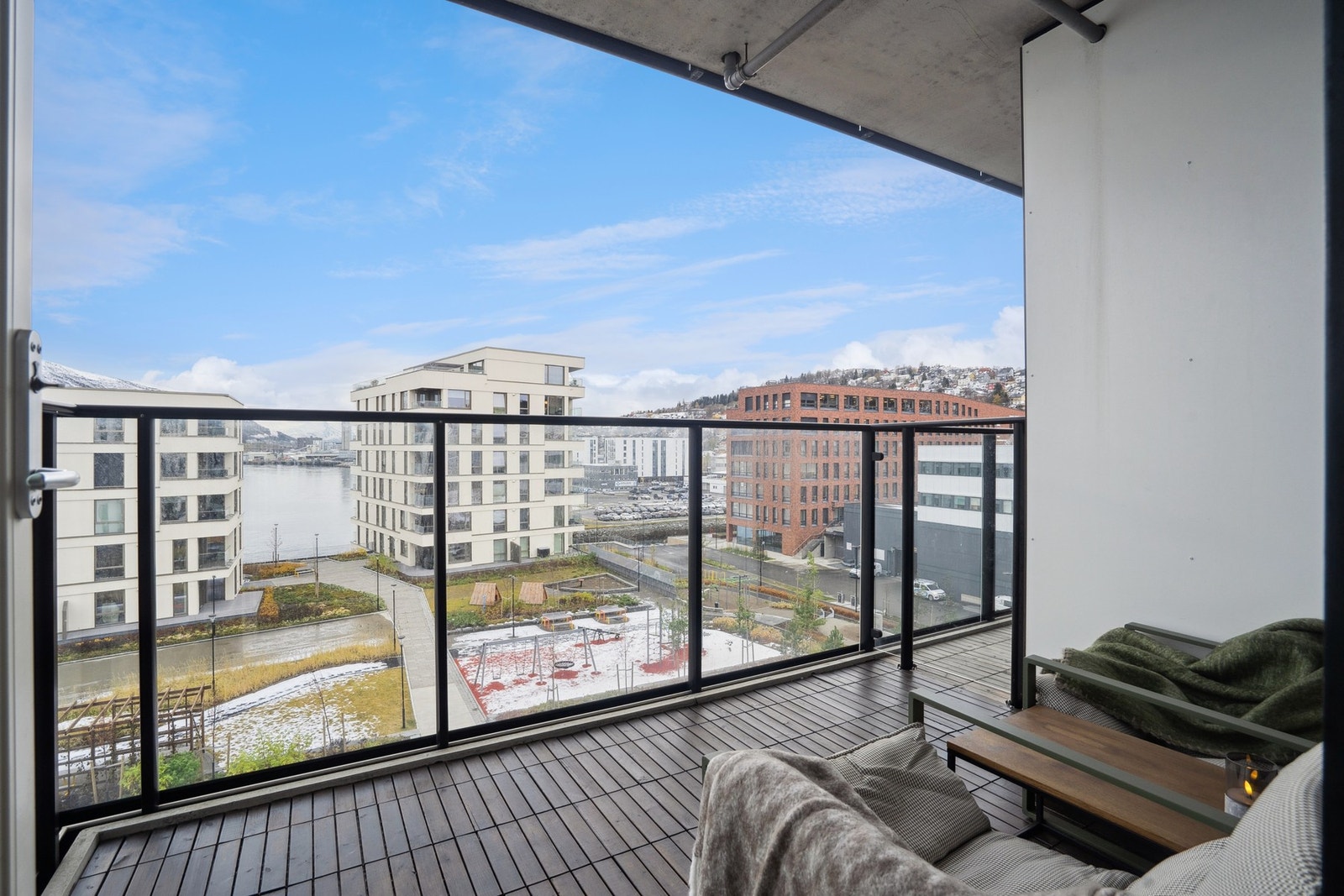 Romslig balkong med gode sol- og utsiktsforhold! Galleribilde