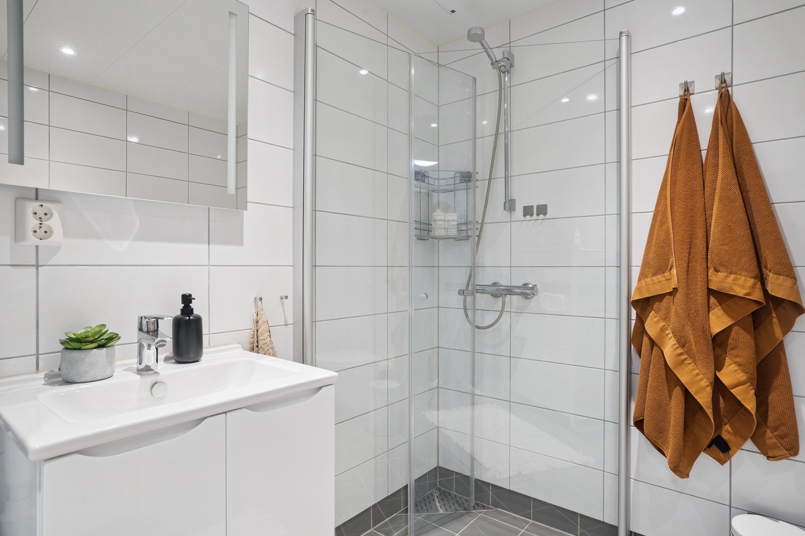 Enkel servant og speilskap som har godt med lagring! Galleribilde