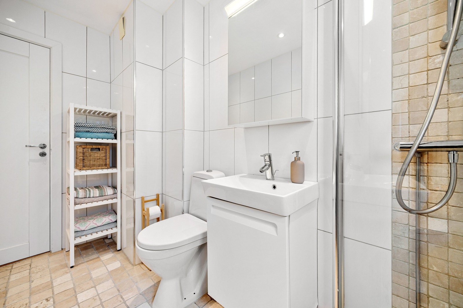 Baderommet har installert downlights i himling, elektrisk varme i gulv og er også utstyrt med dusjhjørne. Galleribilde