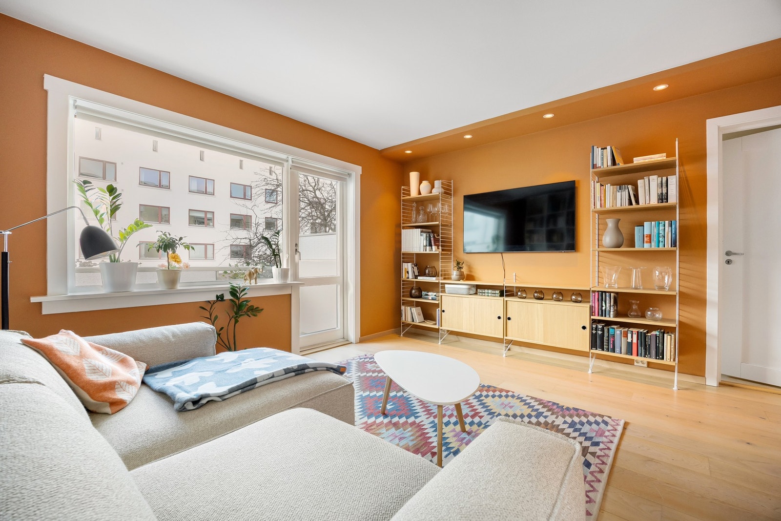 Stuen har flere naturlige møbleringssoner. Galleribilde