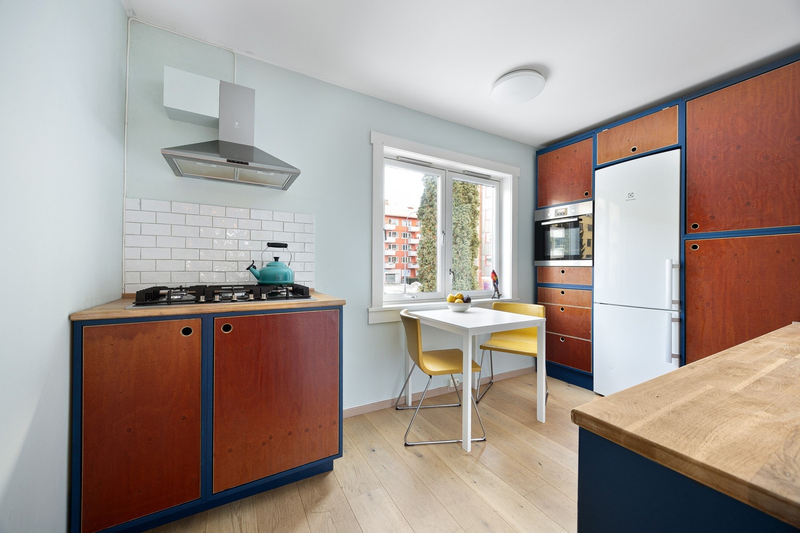 Innredningen har mekanisk avtrekksvifte over stekesonen. Galleribilde