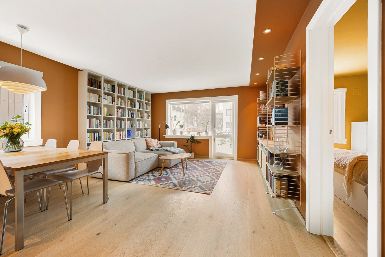 Lys og luftig stue med vindusflater i to forskjellige himmelretninger som gir rikelig med naturlig lys. Galleribilde