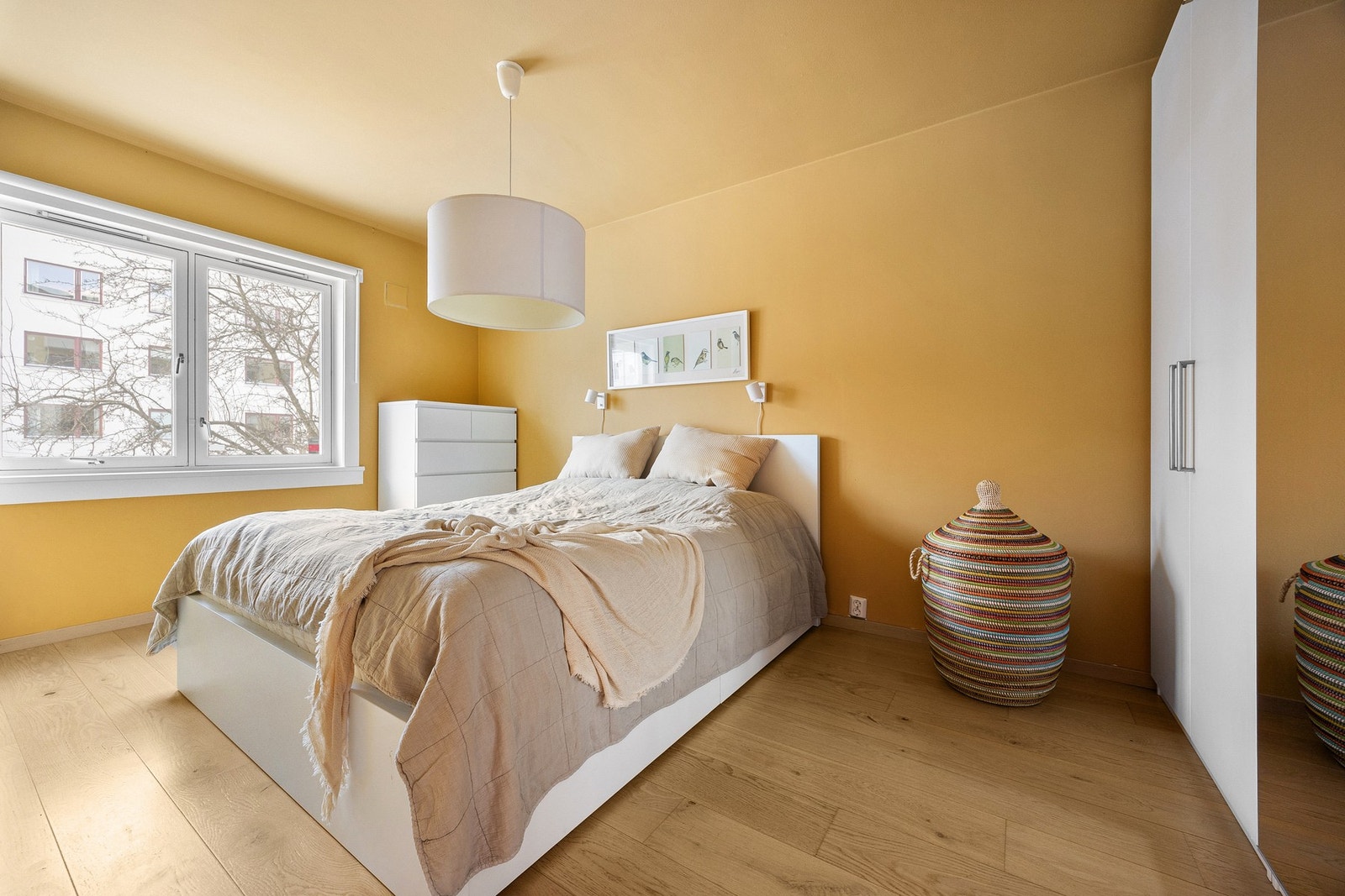 Stort hovedsoverom utstyrt med god plass til stor dobbeltseng, garderobeskap, nattbord og annet møblement. Galleribilde