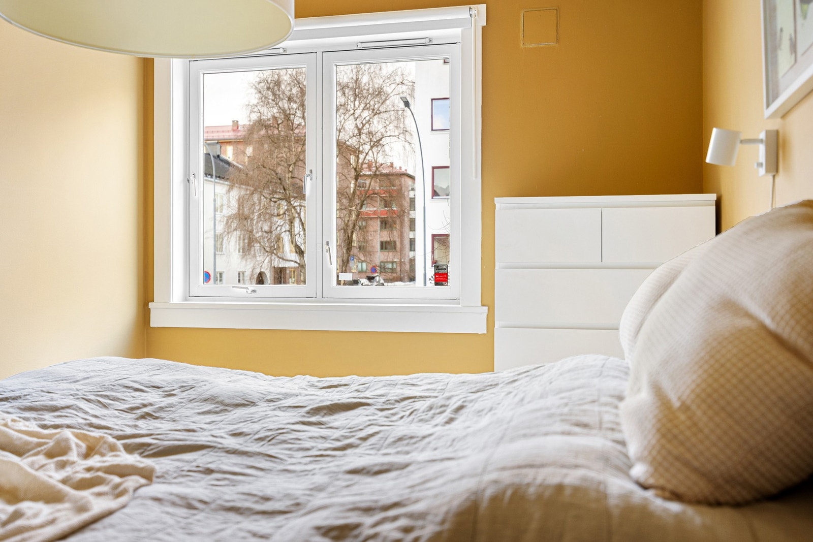 Nydelig vindu med god belysning. Galleribilde