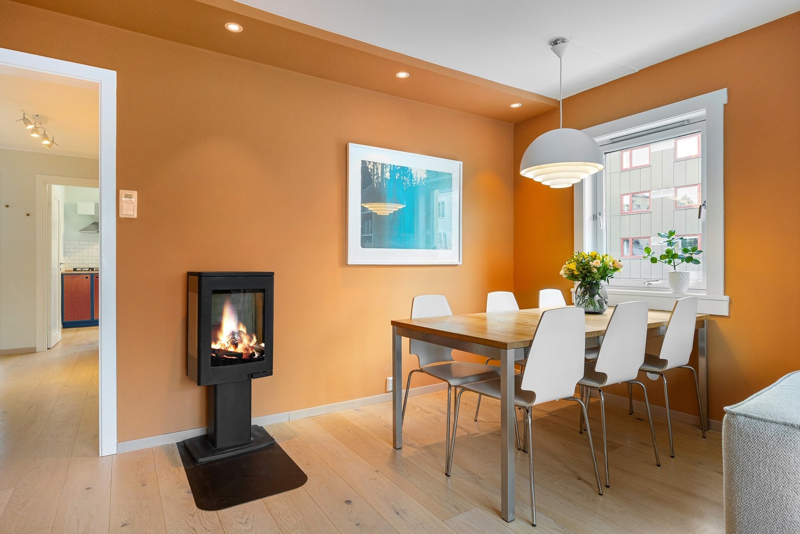 Stuen har en flott peisovn for vedfyring på kalde dager. Galleribilde