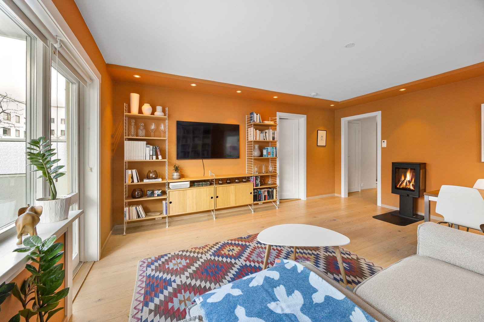 Her er det god plass til en fin sofagruppe, mediemøblement, spisestue og annet ønskelig møblement. Galleribilde