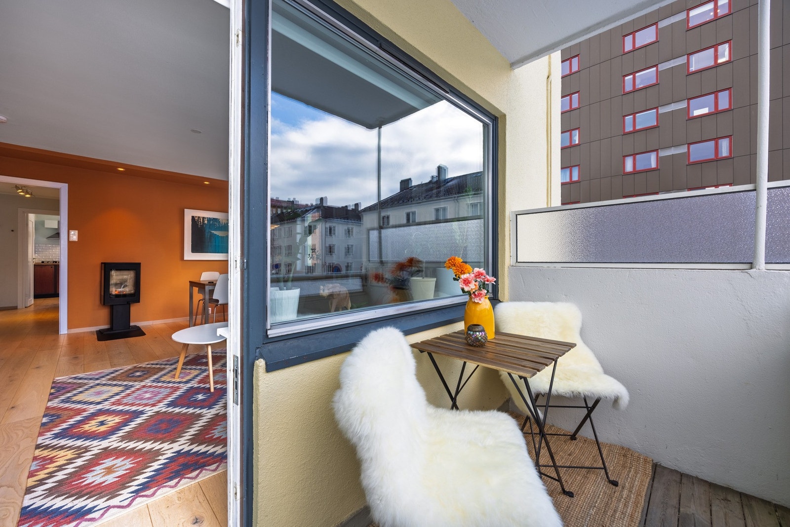 Fra stuen har du direkte tilgang til en vestvendt balkong på ca. 4 m² med gode solforhold. Galleribilde