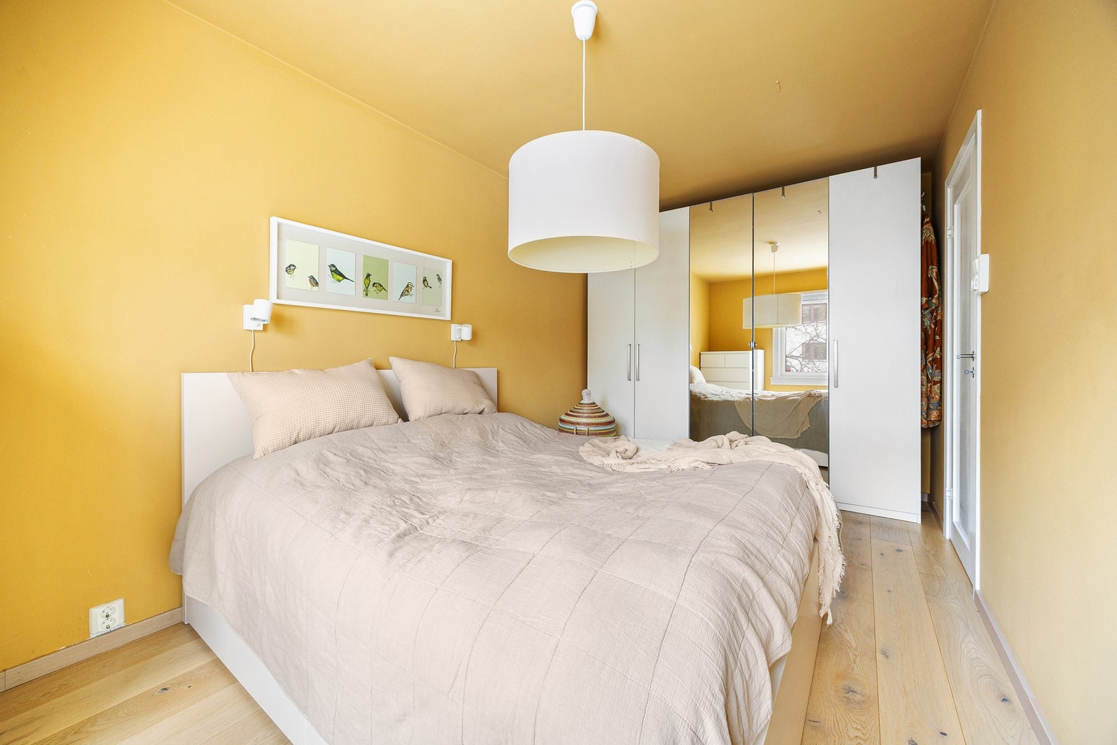 Garderobeskap og alle fastmonterte lamper følger med. Galleribilde