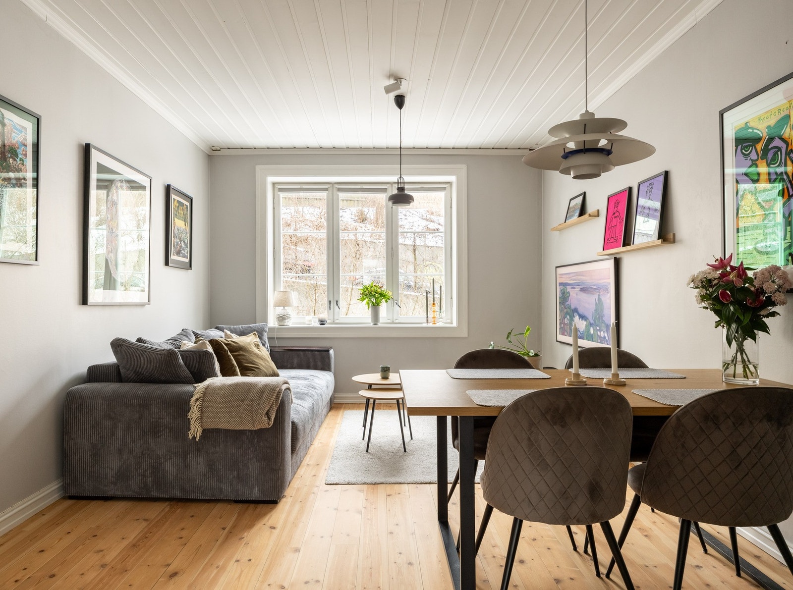 Leiligheten har store vindusflater som slipper inn mye naturlig lys. Galleribilde