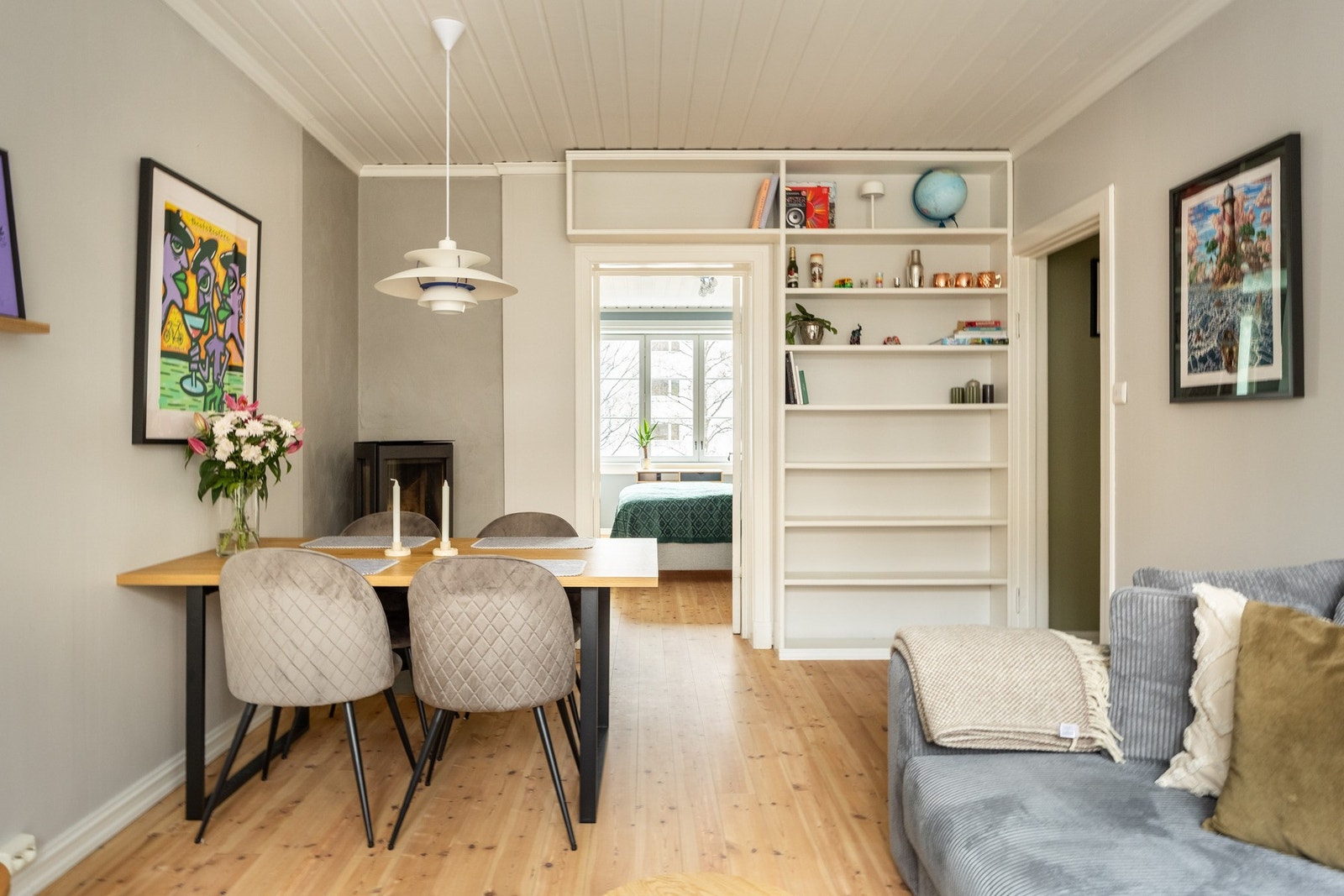 Stue og kjøkken er praktisk adskilt, noe som gir en god romfølelse. Galleribilde